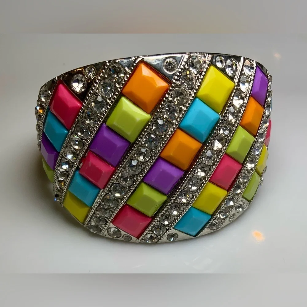 Vintage Bracelet Features a Bold, Colorful Design EUC